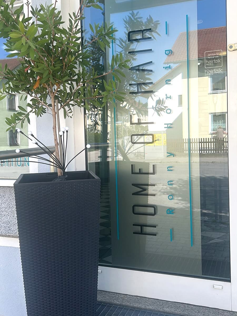 Schaufenster von Home of Hair in der Landshuter Str. 1 in Ergoldsbach mit dem Studio-Logo